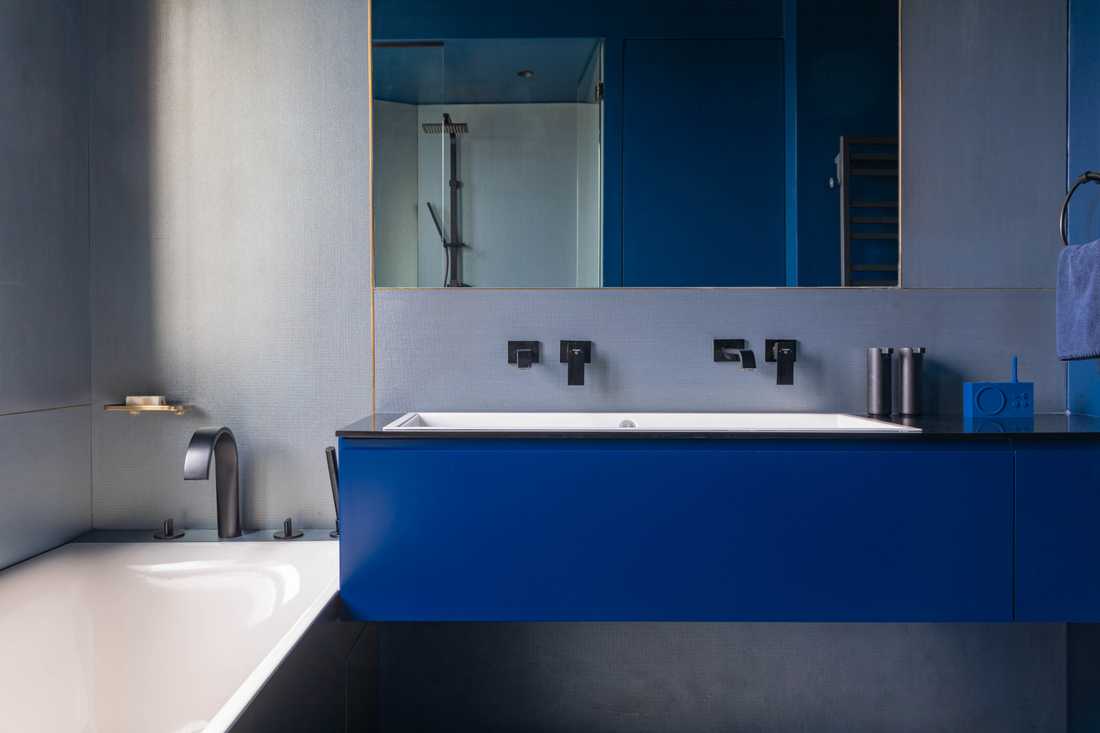 Salle de bain bleue