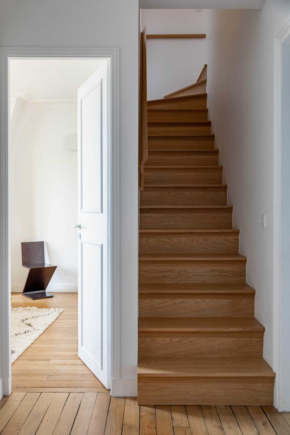 Escalier sur mesure conçu par un architecte d'intérieur dans un appartement duplex haussmannien