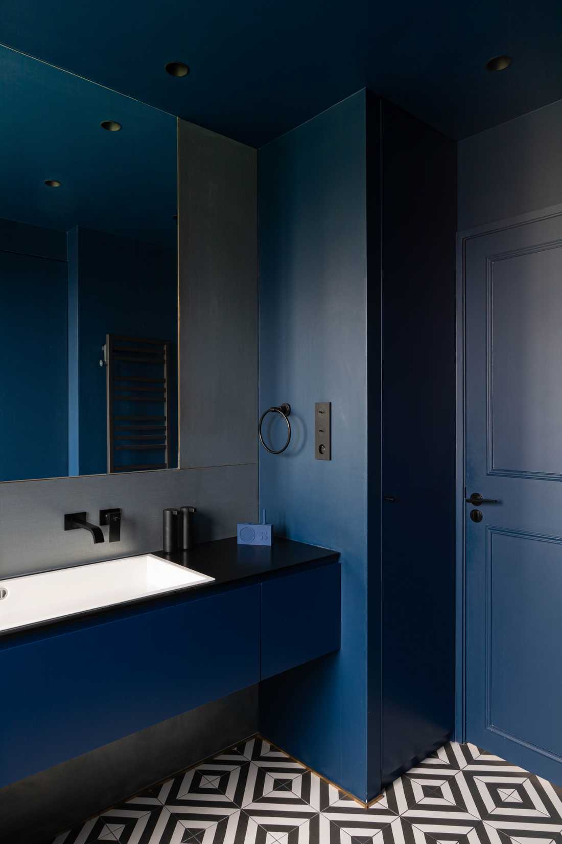 Salle d'eau bleue aménagé par un architecte d'intérieur