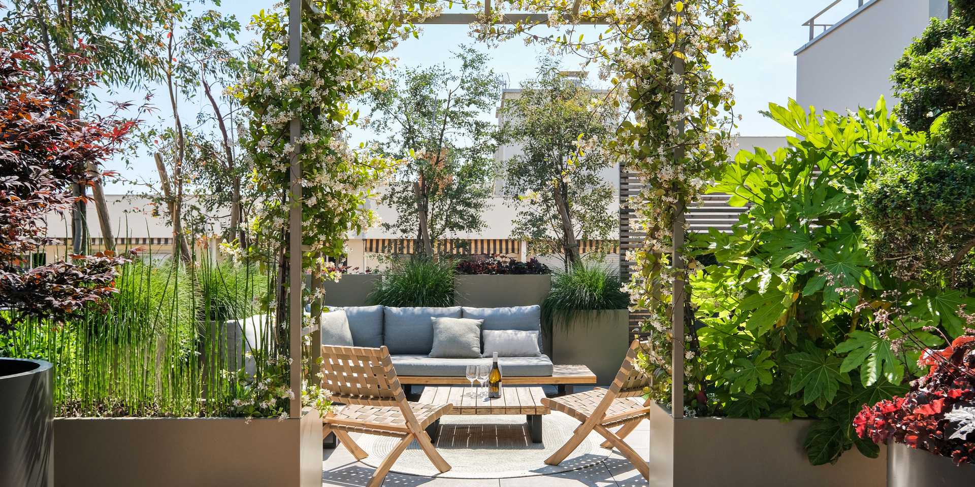 Création de la terrasse d'un appartement à Paris par un jardinier paysagiste
